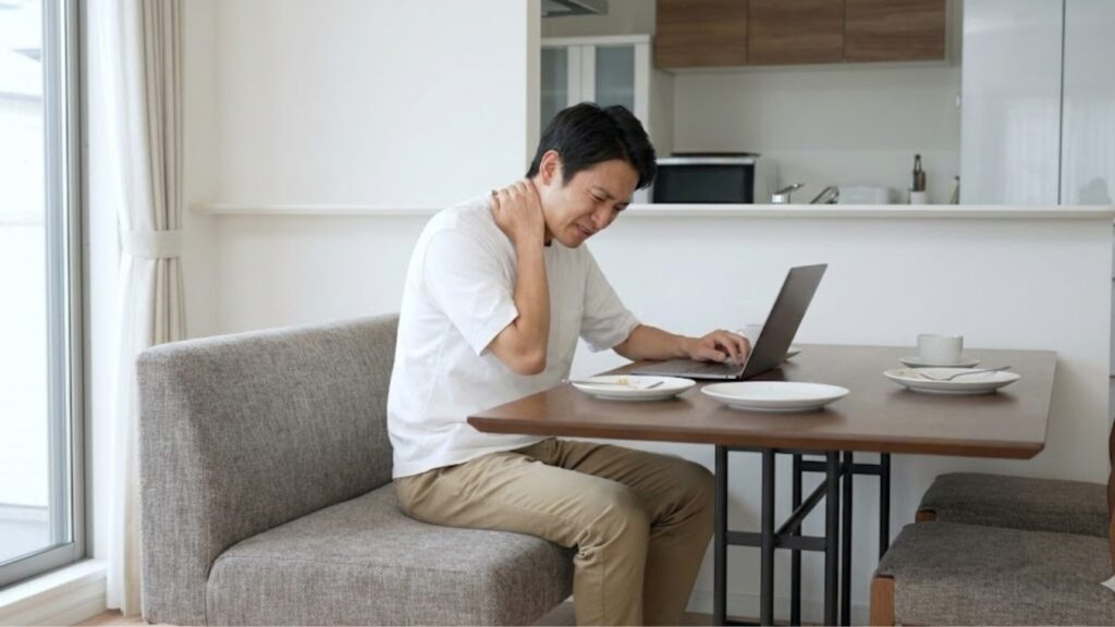 長時間座っていると姿勢が崩れて疲れる