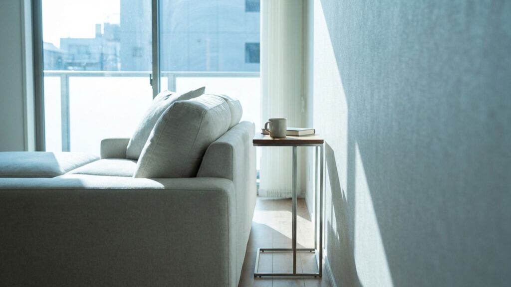 狭い隙間にもスマートに収まるスリムなコの字型サイドテーブル